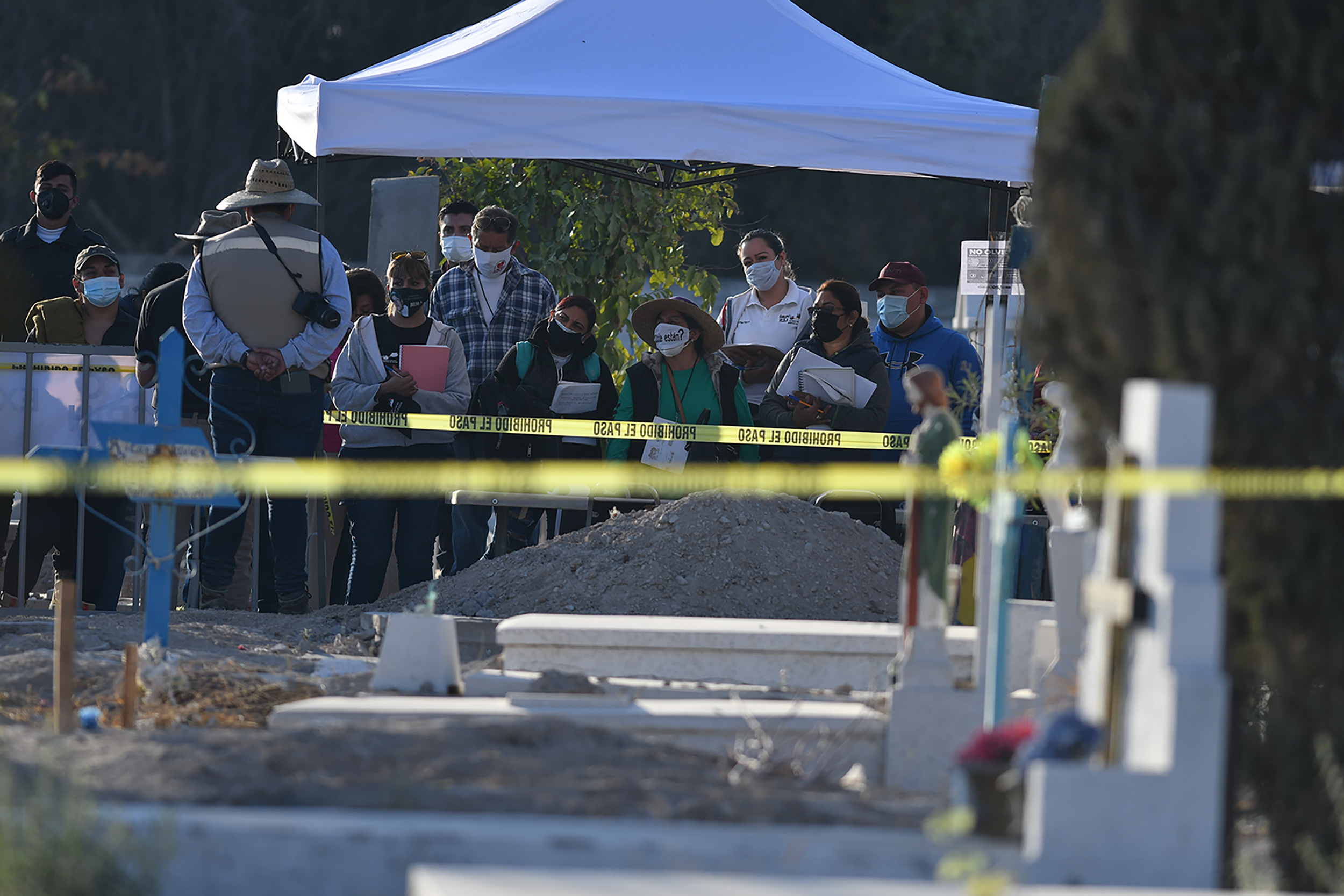 Madres y padres con un familiar desaparecido esperan que se identifiquen los cuerpos desenterrados del panteón 2 de Torreón. Quieren que regresen a casa y no se guarden en nichos. Foto: Francisco Rodríguez.